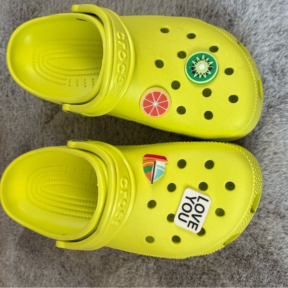 CROCS unisex Lime Green Clogs with Charms size 9 - Picture 4 of 4